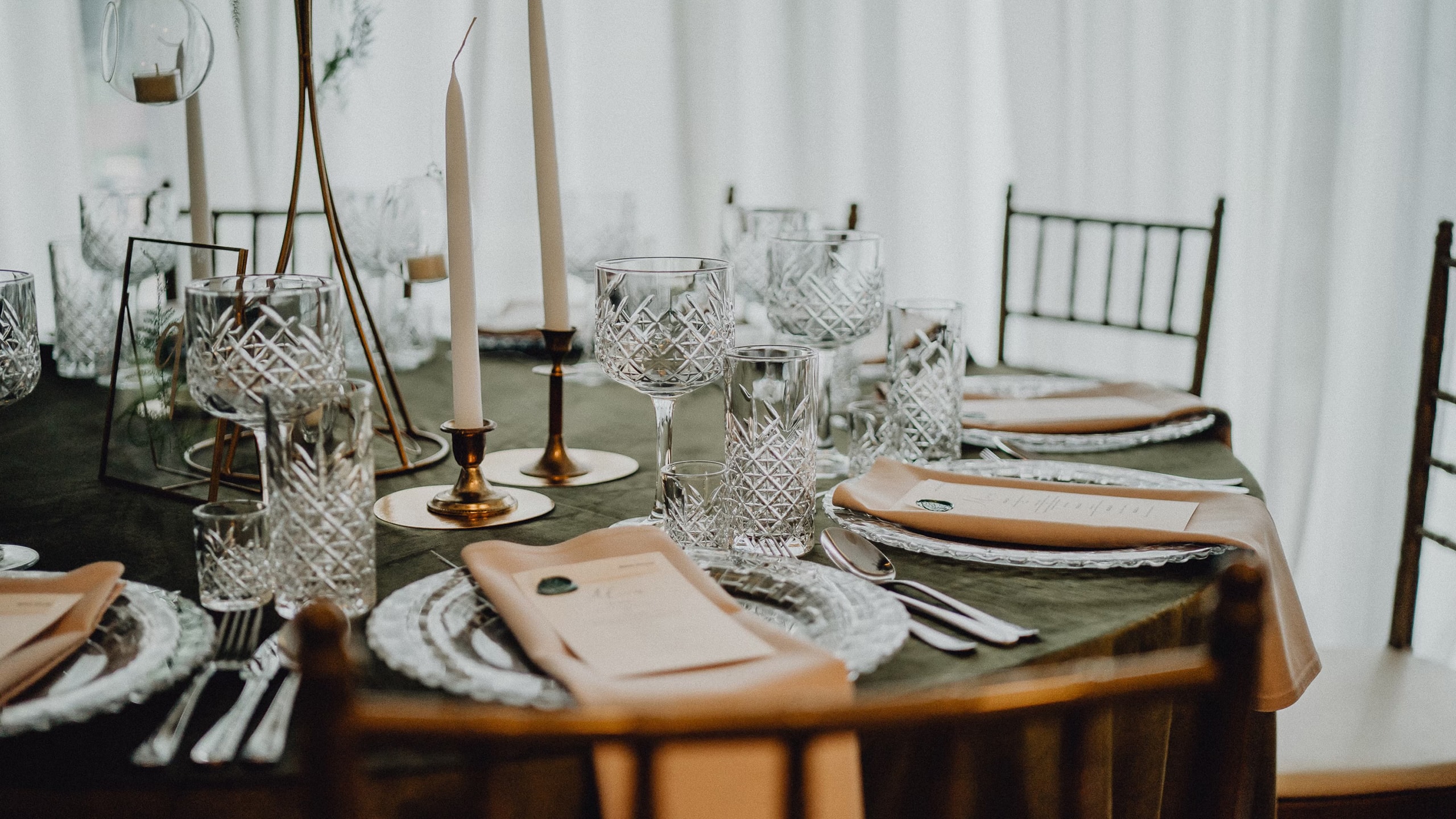 Catering świąteczny Warszawa - elegancka aranżacja stołu na wigilie firmowe i Boże Narodzenie